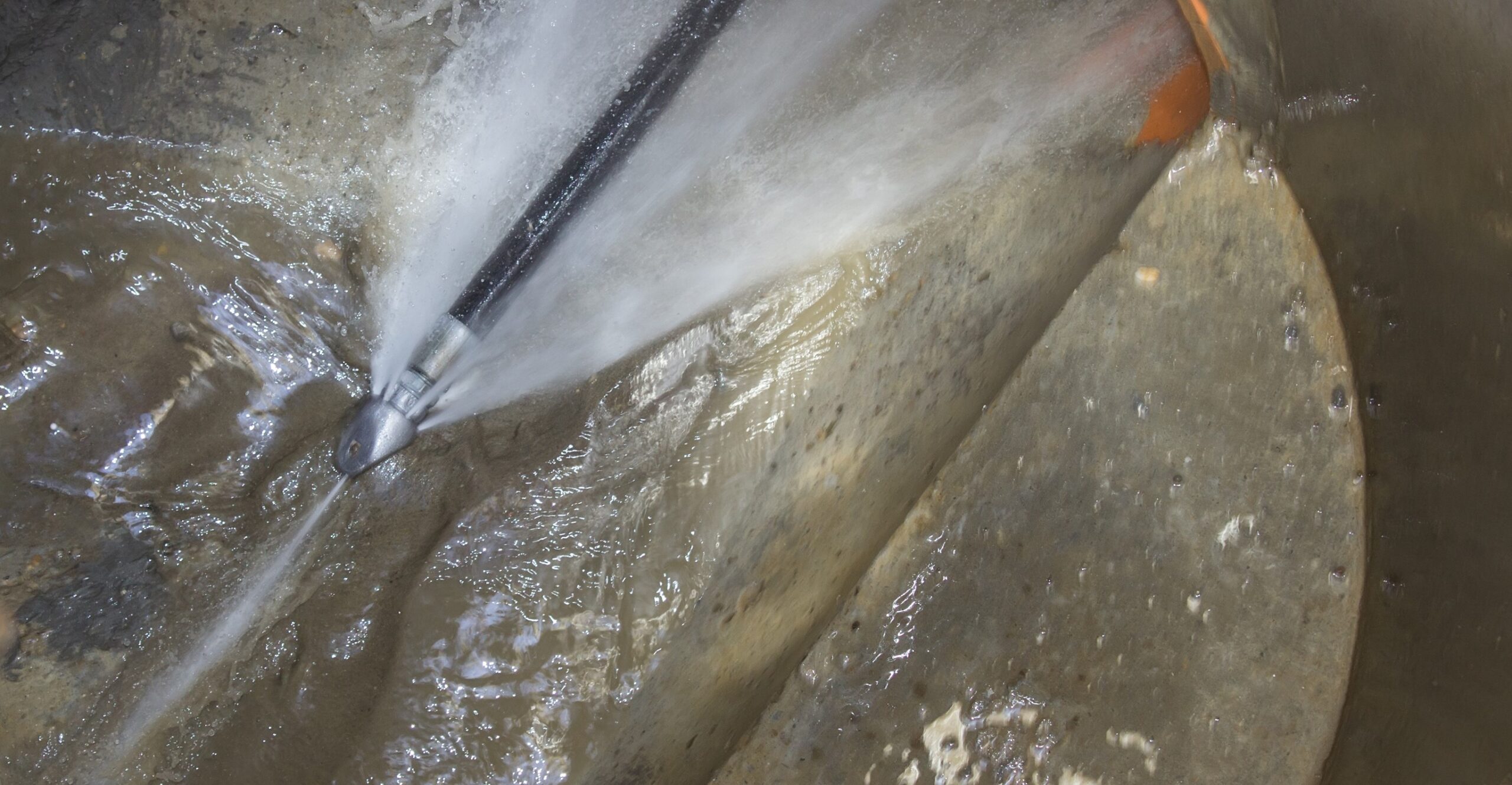 Hydro jetting pipes, sewer cleaning method, with nozzle tip on jet/vac hose.